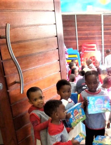 Die Kinder helfen beim Aufteilen der Oster-Nester gerne mit.