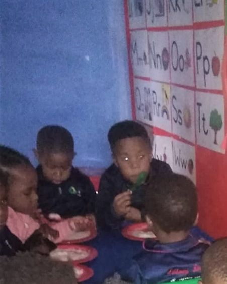 Die Kinder geniessen ihr feines Essen
