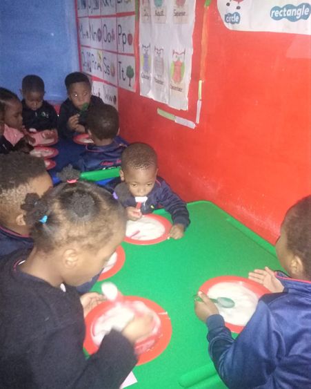 Die Kinder geniessen ihr feines Essen